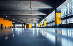 garagem-vazia-com-estacionamentos-com-teto-e-piso-de-concreto-e-pilares-marcados-com-numeros_342744-1241