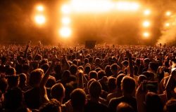 visao-traseira-da-multidao-de-fas-assistindo-performance-ao-vivo-no-concerto-de-musica-a-noite-copiar-espaco_637285-544